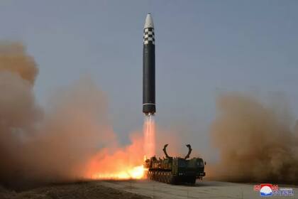 Corea del Norte asegura que en su lanzamiento de prueba el nuevo misil intercontinental Hwasongpho-17 recorrió más de 6.000 kilómetros.