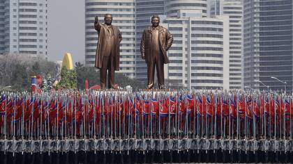 Las estatuas de los líderes Kim Il-sung y Kim Jong-il son objeto de veneración en Pyongyang