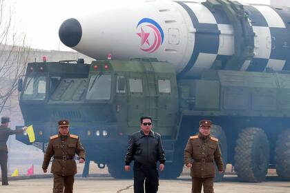 Una foto publicada por la Agencia Central de Noticias oficial de Corea del Norte muestra al líder norcoreano Kim Jong-un (C) visitando el Aeropuerto Internacional de Pyongyang para inspeccionar el lanzamiento de un misil balístico intercontinental (ICBM) Hwasong-17.