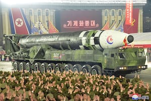 Corea del Norte exhibió la mayor cantidad de misiles nucleares jamás visto en un desfile nocturno