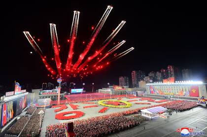 Desfile militar que marca el 75.º aniversario de la fundación del Ejército Popular de Corea en la plaza Kim Il Sung