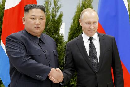 Putin y Kim Jong Un se dan la mano durante su reunión en Vladivostok, Rusia, el 25 de abril de 2019