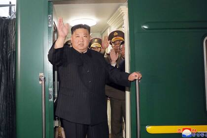Kim Jong Un saluda mientras sale en tren desde Pyongyang rumbo a Rusia