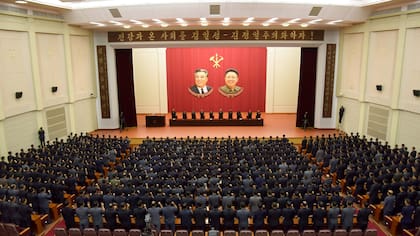 Corea del Norte y Corea del Sur FA meeting of DPRK of the central committee is held as they vow a sacred war against the U.S. during an anti-U.S. rally, in this undated photo released by North Korea''s Korean Central News Agency (KCNA) in Pyongyang September 22, 201