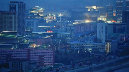 Corea del Norte y Corea del Sur FILE PHOTO: Military trucks carry soldiers through central Pyongyang, North Korea April 13, 2017. REUTERS/Damir Sagolj/File Photo