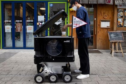 Algunos propietarios optan por robots más caros como este, diseñado para entregar comida.