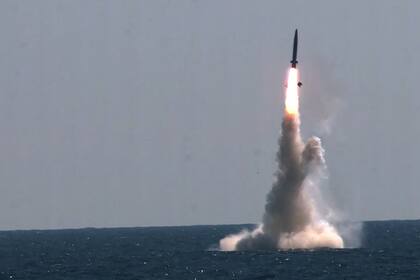 Imagen de video publicada por el Ministerio de Defensa de Corea del Sur en Seúl que muestra el disparo de prueba de un dispositivo balístico lanzado desde un submarino.