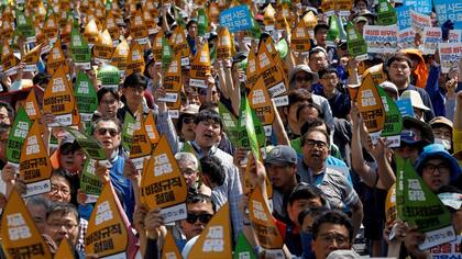 Corea del Sur: obreros de la Confederación de Sindicatos de Corea (KCTU) cantan eslóganes en uno de los puntos de encuentro habituales en Seúl
