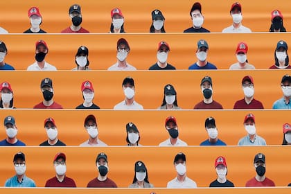 Corea del Sur retomó la liga de béisbol con hinchas falsos