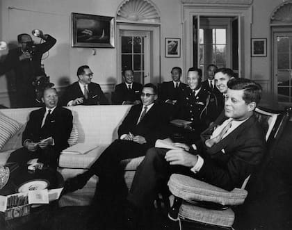 Corea del Sur se convirtió en un aliado estratégico para los Estados Unidos, que contenía el avance del comunismo. El Presidente John F. Kennedy recibió al general Park Chung Hee (con gafas y sentado en un sofá) en el Salón Oval de la Casa Blanca,.