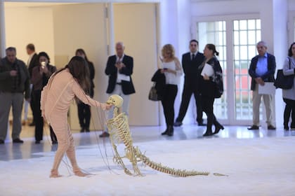 Un performer desplaza el esqueleto sobre un colchón de sal 