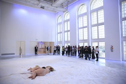 Coreografías de sal, perfomance de Osías Yanov en el Faena Art Center, durante la presentación a la prensa 