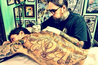 Coretta trabajando en la piel de Tinelli