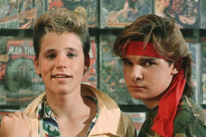 Corey Haim y Corey Feldman en The Lost Boys