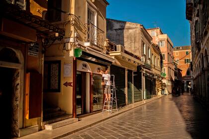 Sus angostas calles vacías se preparan para recibir al turismo, mientras que los comerciantes decoran sis comercios para la reapertura