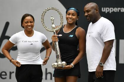 Cori Gauff y el trofeo de ganadora de Linz, acompañada por sus padres Candy y Gorey