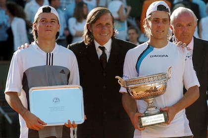 Vilas con Coria y Gaudio en la final de Roland Garros 2004, un momento inolvidable del tenis argentino