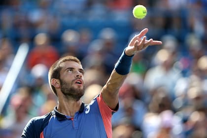 Coric, al saque en la gran final que le ganó a Stefanos Tsitsipas 