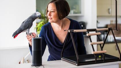 Corienne Pretorius, su loro Buddy y un Amazon Echo