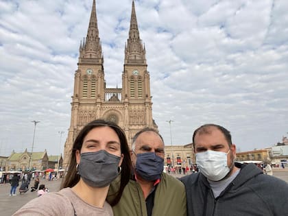 Corina, Mauro y el padre yendo a Luján antes de la final de la Copa 2021
