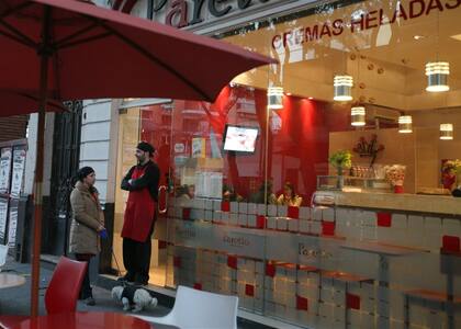 Corina Netto y Diego Bussio, dueños de un bar-heladería