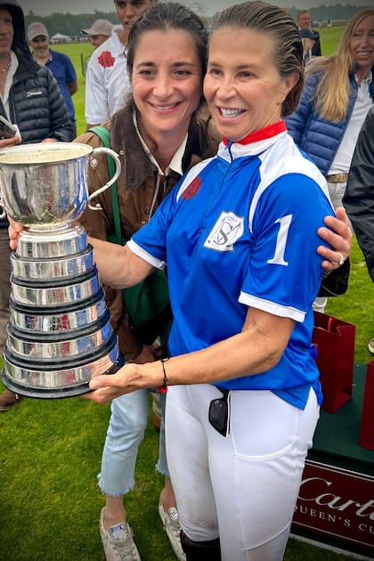 Corinne Ricard celebra el triunfo con la copa en alto.