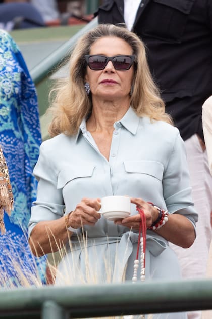 Corinne Ricard, de Murus Sanctus, tomó un café mientras veía el partido