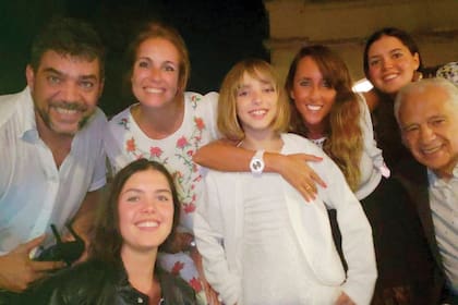 Cormillot con su mujer, May, sus tres hijas, Ema, Zoe y Abril –las mellizas son fruto de su matrimonio anterior– y Alberto y su mujer, Estefanía Pasquini.