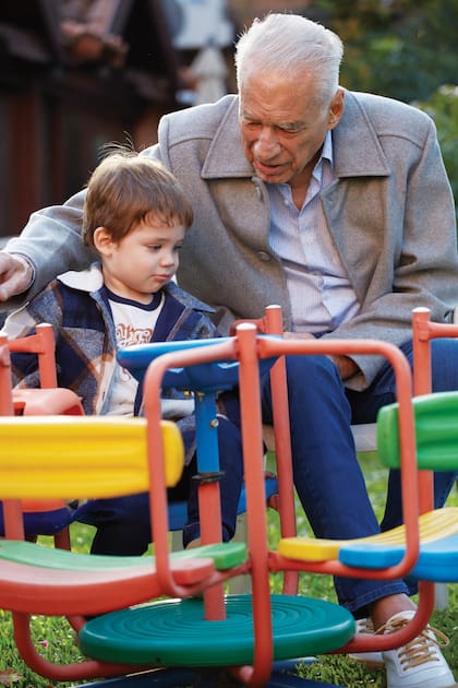 Cormillot confiesa que, tal como lo hace desde que nació su tercer hijo, le mando por whatsapp notas de audio y videos para que Emilio los escuche en un futuro. "La última vez le mandé un video con todo el árbol genealógico en fotos que armé en una de las paredes de casa".