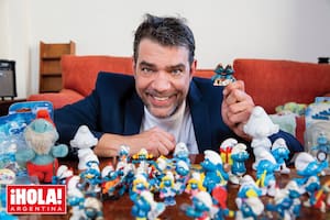 Adrián Cormillot nos muestra a sus preciados muñequitos azules en su casa de San Isidro