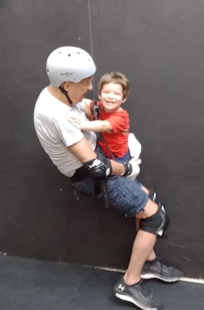 Cormillot y su hijo Emilio realizando danza aérea (Captura: Instagram @drcormi)