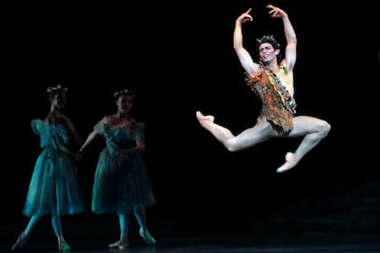 Cornejo como Puck, efervescente personaje de "Sueño de una noche de verano", un rol emblemático para el bailarín que conjuga virtuosismo, técnica y calidad interpretativa