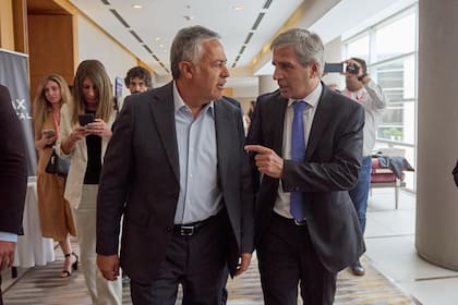 Cornejo, junto a Luis Caputo en el 7° Foro de Inversiones & Negocios Mendoza 2026