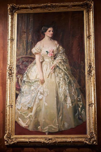 Cornelia Ortúzar de Errázuriz, otro óleo de Sorolla, pintado en 1907 y donado al museo por Josefina Errázuriz de Gómez, seis décadas más tarde