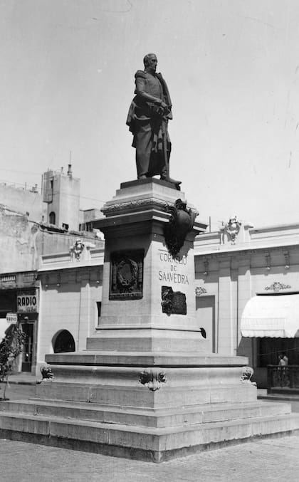 Cornelio Saavedra, obra de Jules Lagae. En 1922 se lo trasladó a Primera Junta, pero un año más tarde se lo restituyó a su emplazamiento original, en la plazoleta Regimiento I de Infantería de Patricios (Córdoba y Callao).