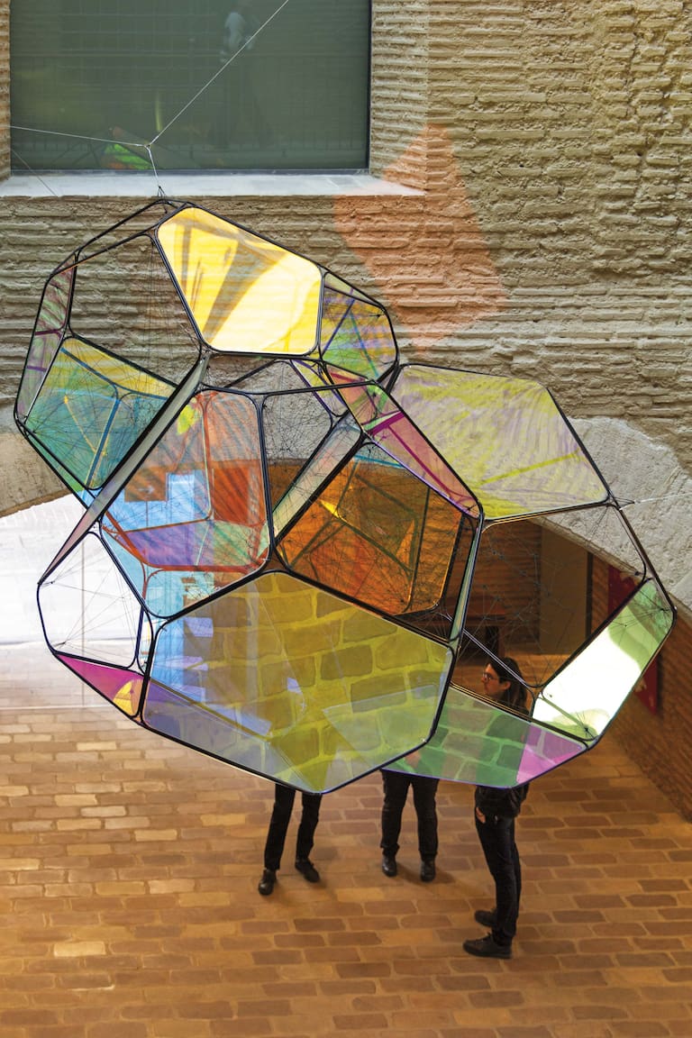 Corona Australis 38.89, el site specific de Tomás Saraceno, en la entrada del Centro de Arte Hortensia Herrero.