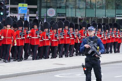 Miembros de las fuerzas militares británicas que participan en la procesión de coronación llegan a Londres antes de la coronación del Carlos III y Camilla.