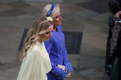 La primera dama de EE.UU., Jill Biden, arriba junto con su nieta, Finnegan, a la coronación del rey Carlos III en la Abadía de Westminster, en Londres, este sábado 6 de mayo (Phil Noble/Pool Photo via AP)