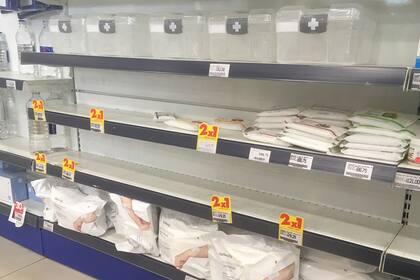 En las góndolas de algunas farmacias falta stock de alcohol en gel y toallas húmedas por la demanda ante la llegada del coronavirus