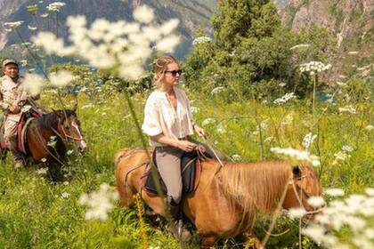 Alexandra Tolstoy organiza expediciones a caballo en Kirguistán. 