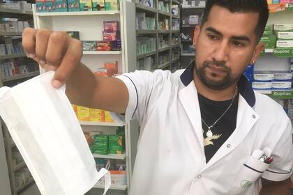 Víctor Galván, de la farmacia Fénix, ubicada en avenida Mosconi y Artigas, muestra el único tipo de barbijo que tiene a la venta; tuvo un aumento del 200%