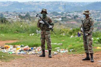 Sudáfrica envió al Ejército a la calle para reforzar la cuarentena.