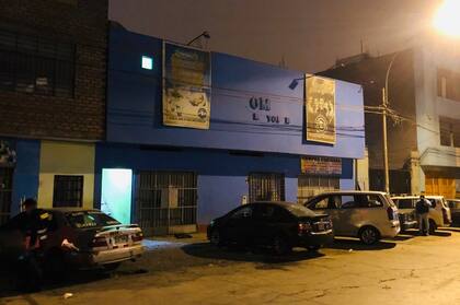 Al menos 120 personas estaban en el lugar; los fallecidos quedaron atrapados mientras intentaban escapar de la Policía antes del toque de queda por coronavirus