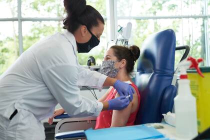 En el mundo, la vacuna se probará en 30.000 personas y para la Argentina el cupo asignado es de 6000