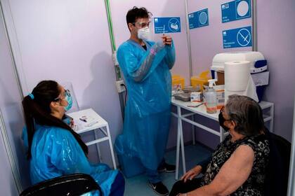 "Nuestras vacunas actuales aún no se han estudiado contra esta variante", señaló el ministro de salud británico
