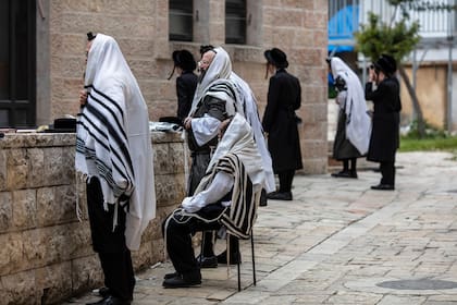 Jerusalén: los judíos ortodoxos rezan fuera de una sinagoga después de participar en el ritual de quemar pan antes de la fiesta de la Pascua