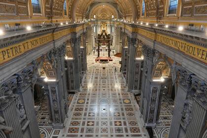 Una vista de una Basílica de San Pedro vacía durante la Misa del Papa Francisco para el Jueves Santo, en el Vaticano