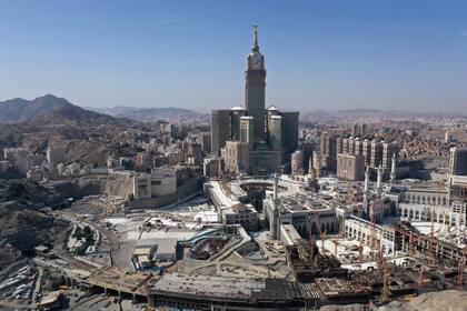 Una vista aérea muestra la Gran Mezquita y la Torre de la Meca y los alrededores desiertos de la ciudad sagrada saudita de La Meca 
