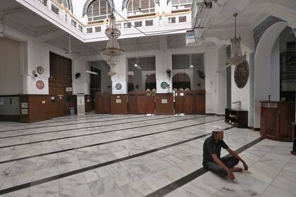 Un hombre reza en una mezquita vacía en Yakarta, Indonesia