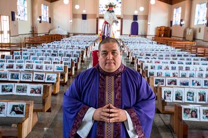 El padre Víctor Jiménez, posa en la iglesia parroquial de Nuestra Señora de Fátima en San José de Costa Rica